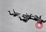 Standbild Royal Air Force Parachute Team Nordafrika, 1967, aus Sekunde 32 historischem Filmmaterial Videoclip 65675026416