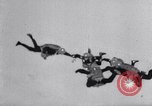 Standbild Royal Air Force Parachute Team Nordafrika, 1967, aus Sekunde 33 historischem Filmmaterial Videoclip 65675026416