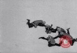 Standbild Royal Air Force Parachute Team Nordafrika, 1967, aus Sekunde 35 historischem Filmmaterial Videoclip 65675026416
