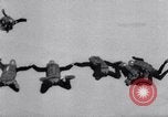 Standbild Royal Air Force Parachute Team Nordafrika, 1967, aus Sekunde 37 historischem Filmmaterial Videoclip 65675026416