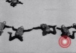 Standbild Royal Air Force Parachute Team Nordafrika, 1967, aus Sekunde 39 historischem Filmmaterial Videoclip 65675026416