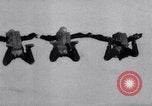 Standbild Royal Air Force Parachute Team Nordafrika, 1967, aus Sekunde 42 historischem Filmmaterial Videoclip 65675026416