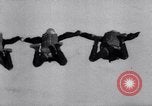 Standbild Royal Air Force Parachute Team Nordafrika, 1967, aus Sekunde 43 historischem Filmmaterial Videoclip 65675026416