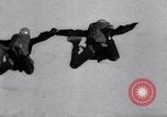 Standbild Royal Air Force Parachute Team Nordafrika, 1967, aus Sekunde 44 historischem Filmmaterial Videoclip 65675026416