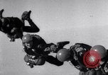 Standbild Royal Air Force Parachute Team Nordafrika, 1967, aus Sekunde 50 historischem Filmmaterial Videoclip 65675026416