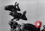 Standbild Royal Air Force Parachute Team Nordafrika, 1967, aus Sekunde 52 historischem Filmmaterial Videoclip 65675026416