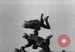 Standbild Royal Air Force Parachute Team Nordafrika, 1967, aus Sekunde 53 historischem Filmmaterial Videoclip 65675026416