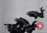 Standbild Royal Air Force Parachute Team Nordafrika, 1967, aus Sekunde 55 historischem Filmmaterial Videoclip 65675026416