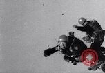 Standbild Royal Air Force Parachute Team Nordafrika, 1967, aus Sekunde 56 historischem Filmmaterial Videoclip 65675026416