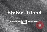 Immagine di Pier sul fuoco Staten Island New York USA, 1967, secondo 5 filmato di repertorio 65675026438