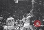 Image Par rapport à l'UCLA college basketball 1967 Dayton Louisville Kentucky USA, 1967, de la seconde 27 séquences d'archives historiques vidéo 65675026442