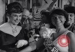 Immagine di Set parigino California United States USA, 1963, secondo 42 filmato di repertorio 65675026468