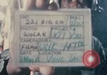 Immagine di Stati Uniti Soldato refuels un CH-47 elicottero Chinook Vung Tau Vietnam, 1970, secondo 1 filmato di repertorio 65675026559