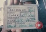 Immagine di Stati Uniti Soldato refuels un CH-47 elicottero Chinook Vung Tau Vietnam, 1970, secondo 6 filmato di repertorio 65675026559