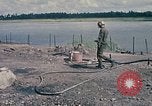 Immagine di Stati Uniti Soldato refuels un CH-47 elicottero Chinook Vung Tau Vietnam, 1970, secondo 7 filmato di repertorio 65675026559