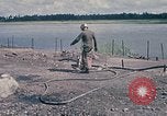 Immagine di Stati Uniti Soldato refuels un CH-47 elicottero Chinook Vung Tau Vietnam, 1970, secondo 8 filmato di repertorio 65675026559