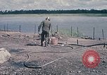 Immagine di Stati Uniti Soldato refuels un CH-47 elicottero Chinook Vung Tau Vietnam, 1970, secondo 9 filmato di repertorio 65675026559