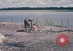 Immagine di Stati Uniti Soldato refuels un CH-47 elicottero Chinook Vung Tau Vietnam, 1970, secondo 10 filmato di repertorio 65675026559