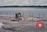 Immagine di Stati Uniti Soldato refuels un CH-47 elicottero Chinook Vung Tau Vietnam, 1970, secondo 11 filmato di repertorio 65675026559