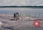 Immagine di Stati Uniti Soldato refuels un CH-47 elicottero Chinook Vung Tau Vietnam, 1970, secondo 12 filmato di repertorio 65675026559