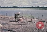 Immagine di Stati Uniti Soldato refuels un CH-47 elicottero Chinook Vung Tau Vietnam, 1970, secondo 13 filmato di repertorio 65675026559