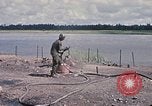 Immagine di Stati Uniti Soldato refuels un CH-47 elicottero Chinook Vung Tau Vietnam, 1970, secondo 14 filmato di repertorio 65675026559