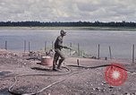 Immagine di Stati Uniti Soldato refuels un CH-47 elicottero Chinook Vung Tau Vietnam, 1970, secondo 15 filmato di repertorio 65675026559