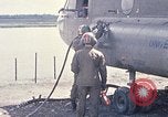 Immagine di Stati Uniti Soldato refuels un CH-47 elicottero Chinook Vung Tau Vietnam, 1970, secondo 16 filmato di repertorio 65675026559