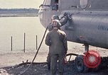 Immagine di Stati Uniti Soldato refuels un CH-47 elicottero Chinook Vung Tau Vietnam, 1970, secondo 17 filmato di repertorio 65675026559