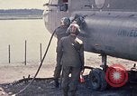 Immagine di Stati Uniti Soldato refuels un CH-47 elicottero Chinook Vung Tau Vietnam, 1970, secondo 18 filmato di repertorio 65675026559