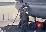 Immagine di Stati Uniti Soldato refuels un CH-47 elicottero Chinook Vung Tau Vietnam, 1970, secondo 19 filmato di repertorio 65675026559