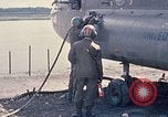 Immagine di Stati Uniti Soldato refuels un CH-47 elicottero Chinook Vung Tau Vietnam, 1970, secondo 20 filmato di repertorio 65675026559