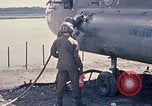 Immagine di Stati Uniti Soldato refuels un CH-47 elicottero Chinook Vung Tau Vietnam, 1970, secondo 21 filmato di repertorio 65675026559