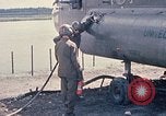 Immagine di Stati Uniti Soldato refuels un CH-47 elicottero Chinook Vung Tau Vietnam, 1970, secondo 22 filmato di repertorio 65675026559
