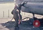 Immagine di Stati Uniti Soldato refuels un CH-47 elicottero Chinook Vung Tau Vietnam, 1970, secondo 23 filmato di repertorio 65675026559