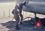Immagine di Stati Uniti Soldato refuels un CH-47 elicottero Chinook Vung Tau Vietnam, 1970, secondo 24 filmato di repertorio 65675026559