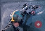 Immagine di Stati Uniti Soldato refuels un CH-47 elicottero Chinook Vung Tau Vietnam, 1970, secondo 25 filmato di repertorio 65675026559