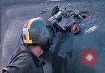Immagine di Stati Uniti Soldato refuels un CH-47 elicottero Chinook Vung Tau Vietnam, 1970, secondo 26 filmato di repertorio 65675026559