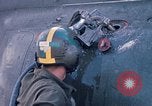 Immagine di Stati Uniti Soldato refuels un CH-47 elicottero Chinook Vung Tau Vietnam, 1970, secondo 27 filmato di repertorio 65675026559