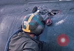 Immagine di Stati Uniti Soldato refuels un CH-47 elicottero Chinook Vung Tau Vietnam, 1970, secondo 28 filmato di repertorio 65675026559