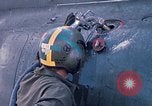 Immagine di Stati Uniti Soldato refuels un CH-47 elicottero Chinook Vung Tau Vietnam, 1970, secondo 29 filmato di repertorio 65675026559