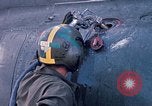 Immagine di Stati Uniti Soldato refuels un CH-47 elicottero Chinook Vung Tau Vietnam, 1970, secondo 30 filmato di repertorio 65675026559