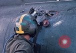 Immagine di Stati Uniti Soldato refuels un CH-47 elicottero Chinook Vung Tau Vietnam, 1970, secondo 31 filmato di repertorio 65675026559