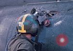 Immagine di Stati Uniti Soldato refuels un CH-47 elicottero Chinook Vung Tau Vietnam, 1970, secondo 32 filmato di repertorio 65675026559
