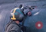 Immagine di Stati Uniti Soldato refuels un CH-47 elicottero Chinook Vung Tau Vietnam, 1970, secondo 33 filmato di repertorio 65675026559