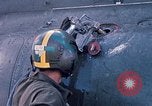 Immagine di Stati Uniti Soldato refuels un CH-47 elicottero Chinook Vung Tau Vietnam, 1970, secondo 34 filmato di repertorio 65675026559