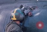 Immagine di Stati Uniti Soldato refuels un CH-47 elicottero Chinook Vung Tau Vietnam, 1970, secondo 35 filmato di repertorio 65675026559