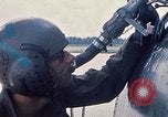 Immagine di Stati Uniti Soldato refuels un CH-47 elicottero Chinook Vung Tau Vietnam, 1970, secondo 36 filmato di repertorio 65675026559