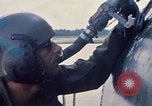 Immagine di Stati Uniti Soldato refuels un CH-47 elicottero Chinook Vung Tau Vietnam, 1970, secondo 37 filmato di repertorio 65675026559
