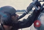 Immagine di Stati Uniti Soldato refuels un CH-47 elicottero Chinook Vung Tau Vietnam, 1970, secondo 38 filmato di repertorio 65675026559